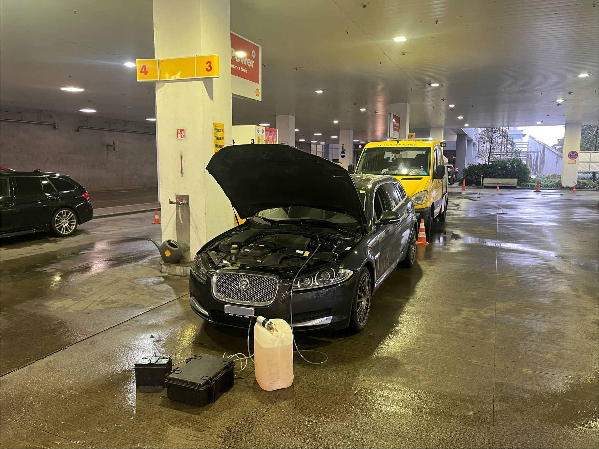 Üzemanyag lefejtése egy fedett parkolóban